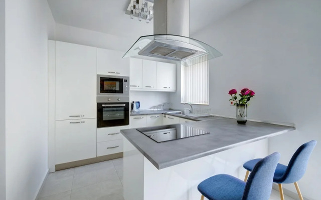 Spacious Apartment Steps to the Promenade