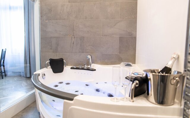 Leo Apartments Old Town Residence