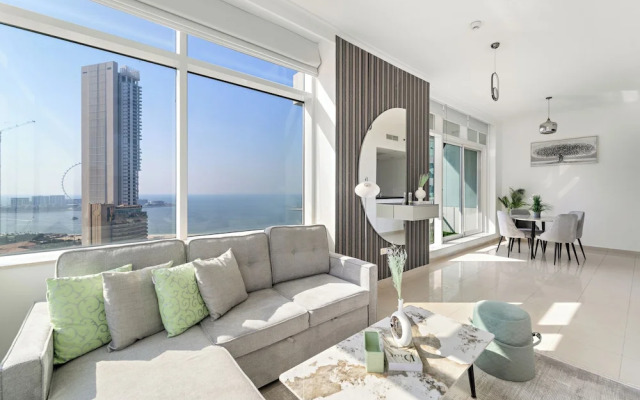 HiGuests - Exceptional Apt with Furnished Terrace By the Sea