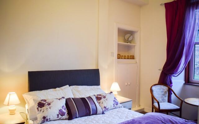 Bright 2 Bedroom Home in Edinburgh