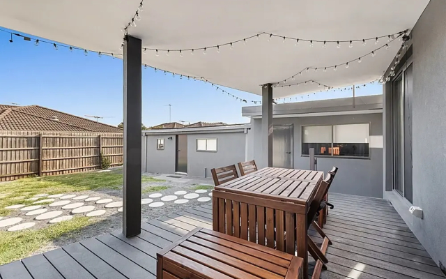 Gorgeous 3-bed House With Spacious Shared Backyard