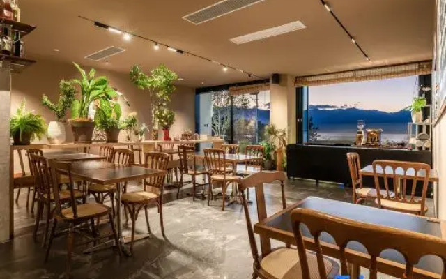 Golden Time Sunset Sea View Hotel (Erhai Lake Branch)
