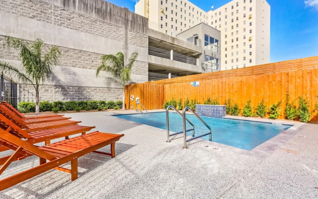 Spacious 4BR Condo with Pool