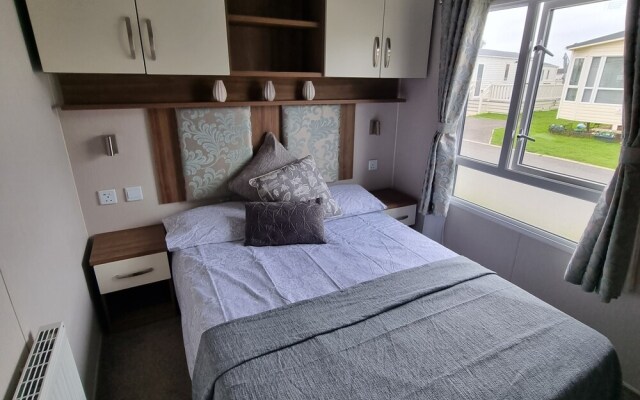 Immaculate 8-bed Cabin in Tattershall Lake