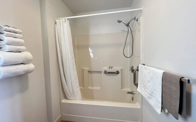 Island Pond Country Inn (Formerly the Lakefront Inn & Motel)