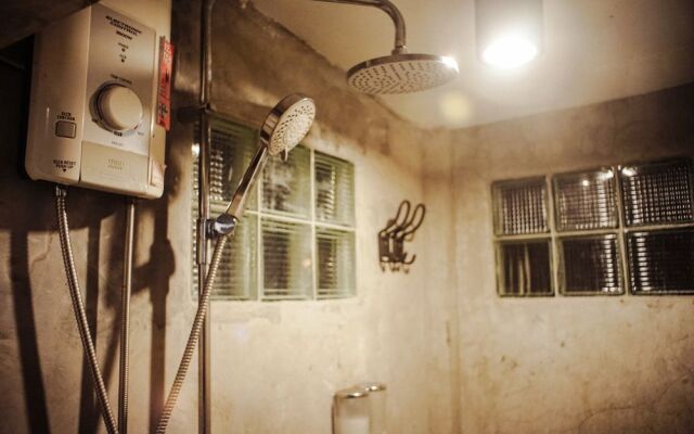 Some Rest Hostel Khao San