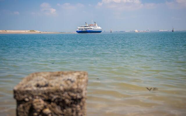 Modern Lodge With 2 Bathrooms, The Beach At 500 M