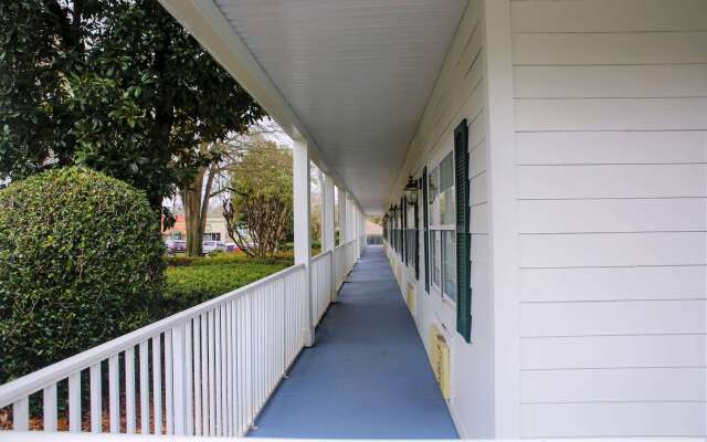 Quality Inn Fayetteville near Historic Downtown Square