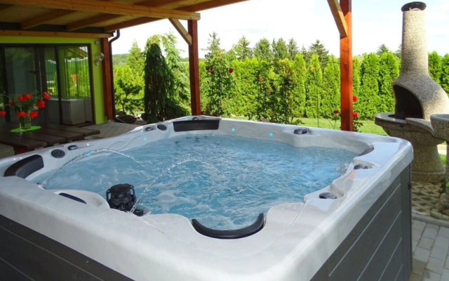 Ladybug House With Whirlpool