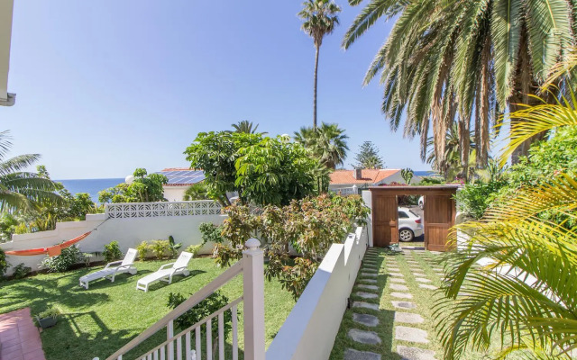 Villa in protected space in front of the sea