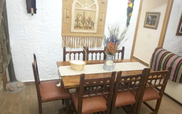 House with 4 Bedrooms in Guadix, with Wonderful Mountain View, Enclosed Garden And Wifi - 60 Km From the Slopes