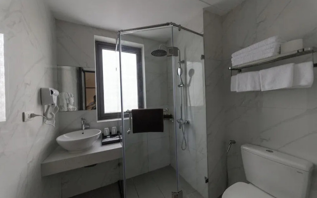 Azen Lakeside Hotel & Travel