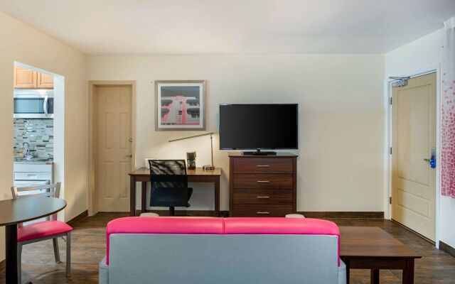 Downtown Hollywood Gardens Inn & Suites