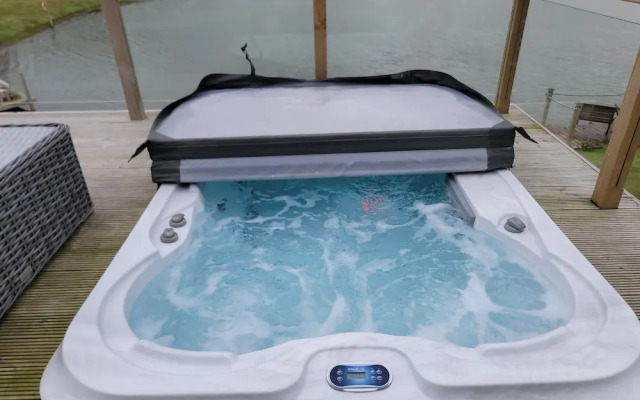 Luxury 2-bed Lodge in Routh, Sleeps 4 With Hot Tub