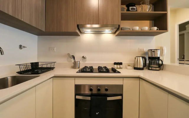 w Comfy 2BR w Modern Balcony Near Kennedy Park