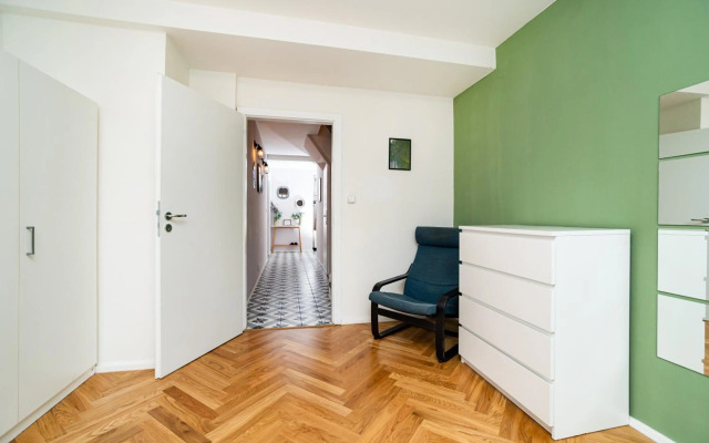 Central, Spacious, Modern 5 Bedrm duplex w/Balcony