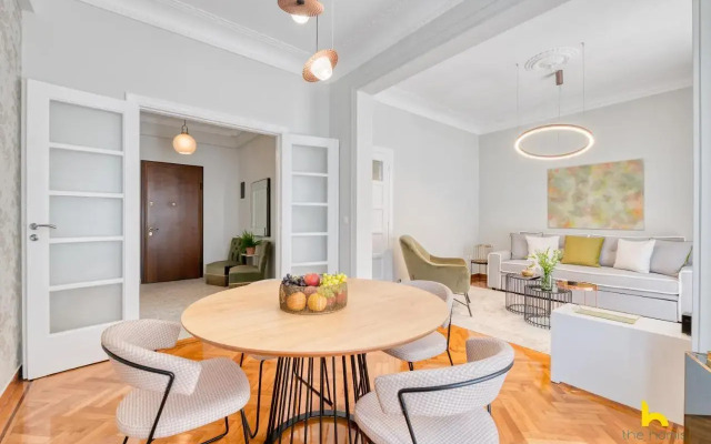 Contemporary 2-BDR APT near Kalimarmaro & Alsos Park!