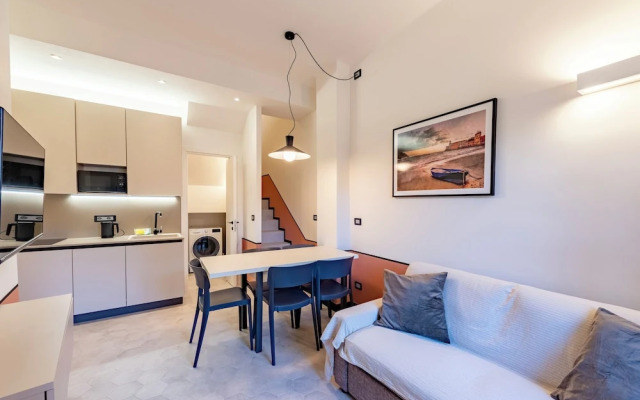 Bright 2BR flat moments from the beach