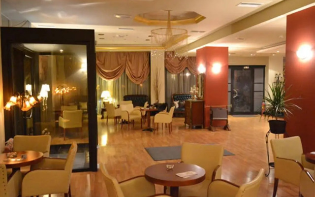 Hotel Queens Leriotis