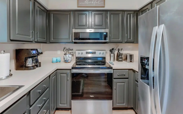 Lakefront Orion Twp. Home w/ Fire Pit & Kayak!