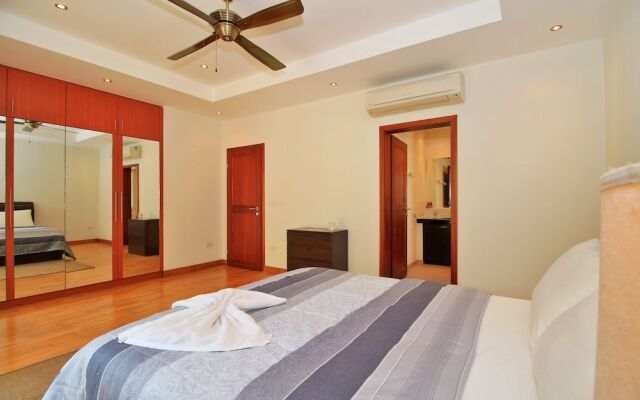 Pattaya Sunset Villa 4 Bedroom Sleeps 8