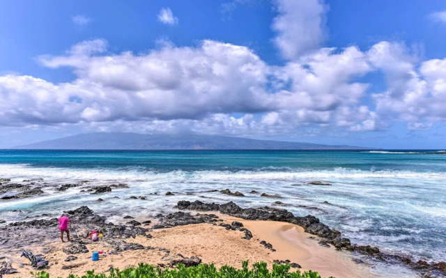 Bright & Airy Lahaina Condo - Walk to Beach!
