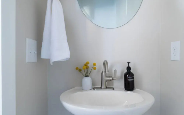 Cherokee by AvantStay – Contemporary Design in a Prime Location