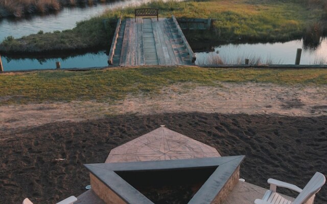 The Burrus House Inn Waterfront Suites