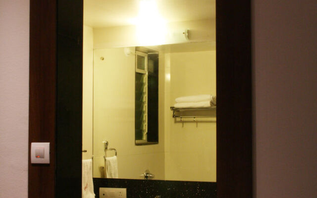 OYO Flagship 15614 Hotel Olive KEM Hospital