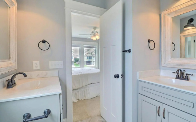 4059 - Bikinis & Martinis