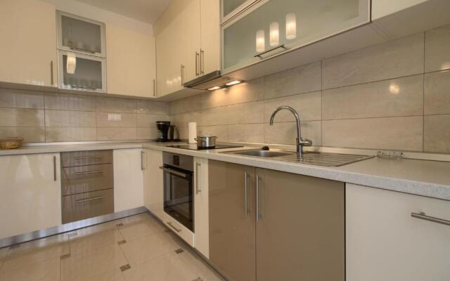 Luxury Villa Olivia with pool , 200m from the beach