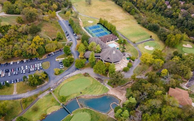 The Lodge on the Creek Branson West Cabin w/ Beautiful Views