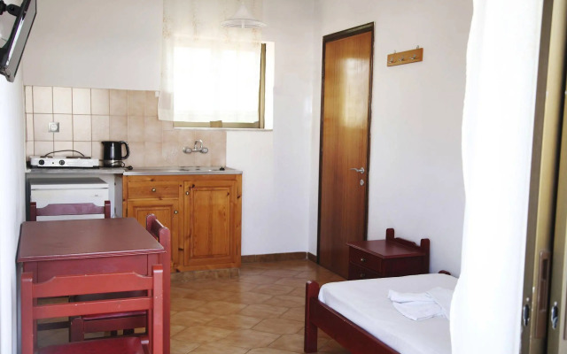 Yannis Yard Studios and Apartments