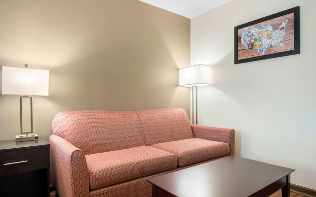 Econo Lodge Inn & Suites