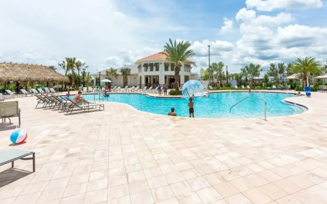 Amazing 4bdr Near Parks w Pool