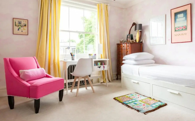 Warwick Gardens II by onefinestay