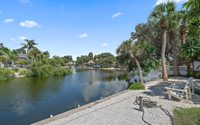 Tropical Siesta 2 Bedroom Home by RedAwning