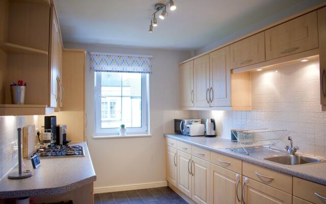 Large 2 Bedroom Flat in Leith With Free Parking