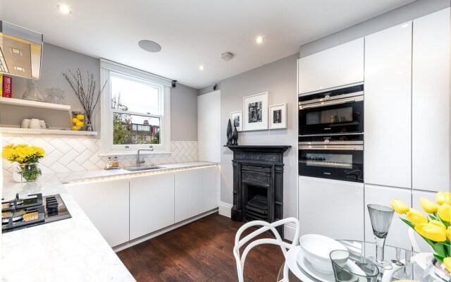 Luxurious Wandsworth Home Close to Putney Heath by Underthedoormat