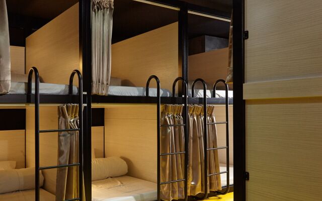 Youth Hostel Zhanqian here and there