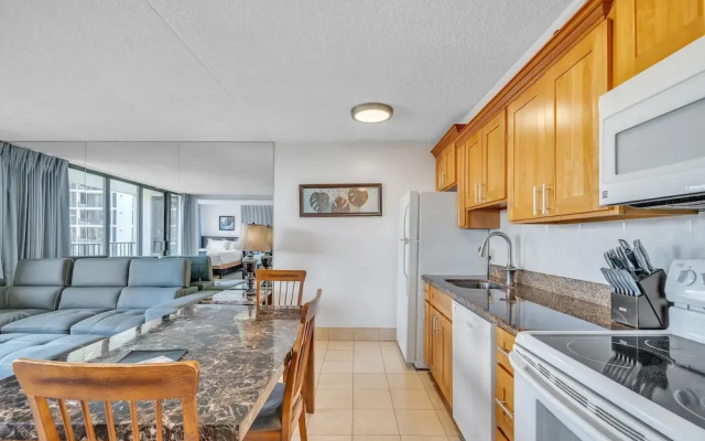 Excellent Diamond Head View Condo - Remodeled, Free Parking! by Koko Resort Vacation Rentals