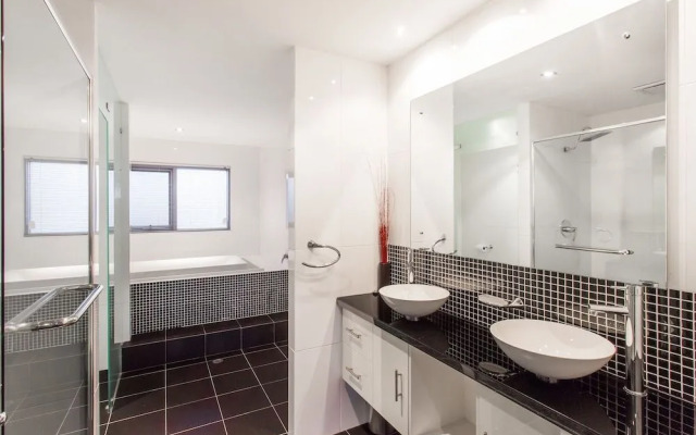 Spinnakers Apartments