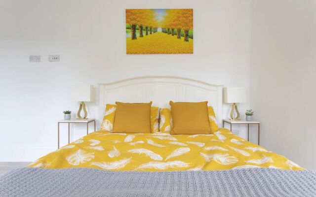 4-bed Flat in West London, Sleeps 8, 8 min to Tube
