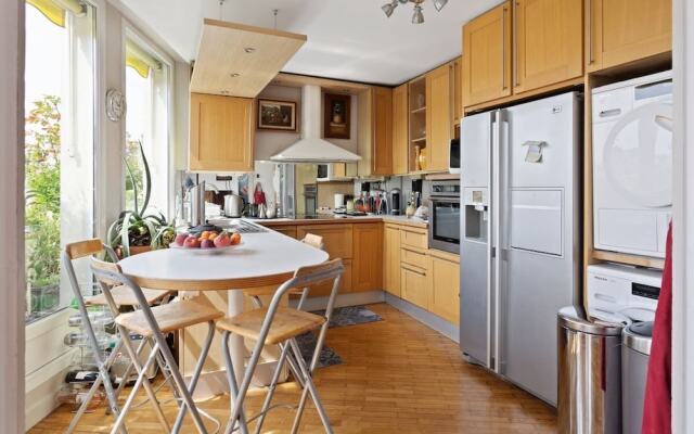 Stunning 3 Bed Apt With Balcony Near Champs Elysée