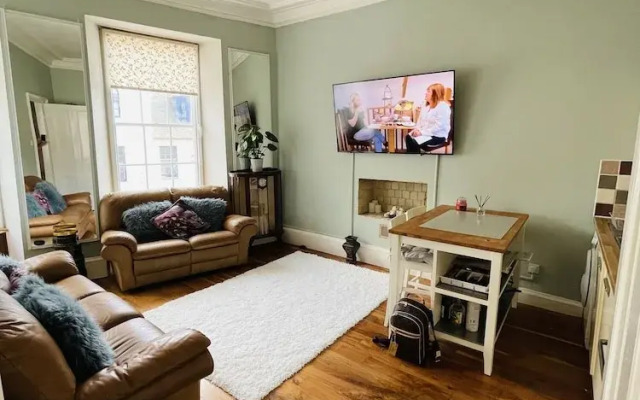 Charming 2-bedroom Apartment Located in Ayr