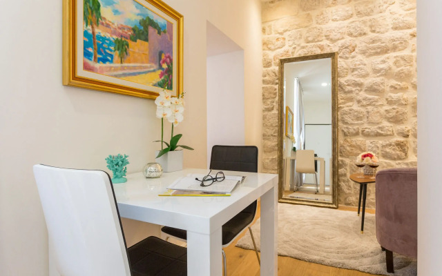 Apartment and Rooms Stay