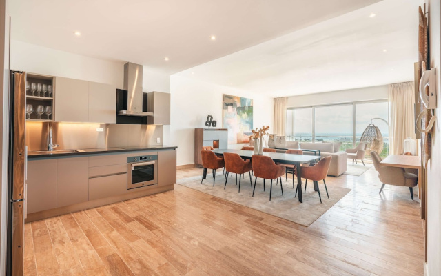 2br Apartment With Balcony and Views