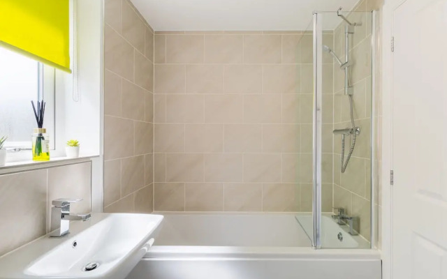 Sherlock Modern Home by Svelte Living