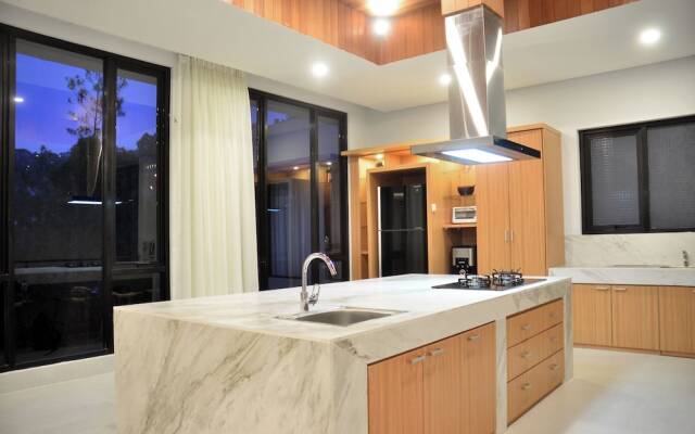 Atsuka Hill View 8BR Vila with Private Heated Pool