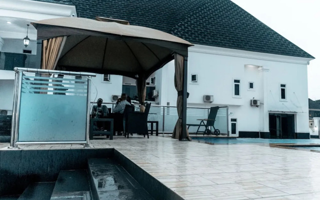 PoshLux Executive Hotel